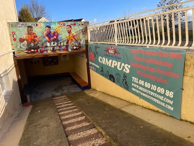 L'entrée de la salle de boxe : une rampe qui descend sous la banderole Karaoglan Fight Club